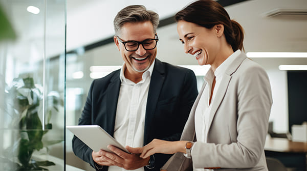 Gemeinsamer Austausch im Polyforum unter Kollegen